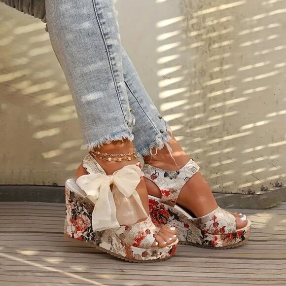 NWT TRENDY FLORAL WITH BOW WEDGES Sz 9.5 And 6.5 - Picture 1 of 6